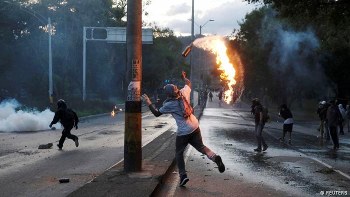 Foto de una persona que lanza una bomba incendiaria en Colombia