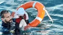 女子身背数月大婴儿偷渡 冰冷海水中海警搭救