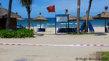 Vietnam, Playa My Khe. Bandera roja al coronavirus