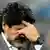 Diego Maradona mit der Hand vor dem Gesicht (Foto: AP)