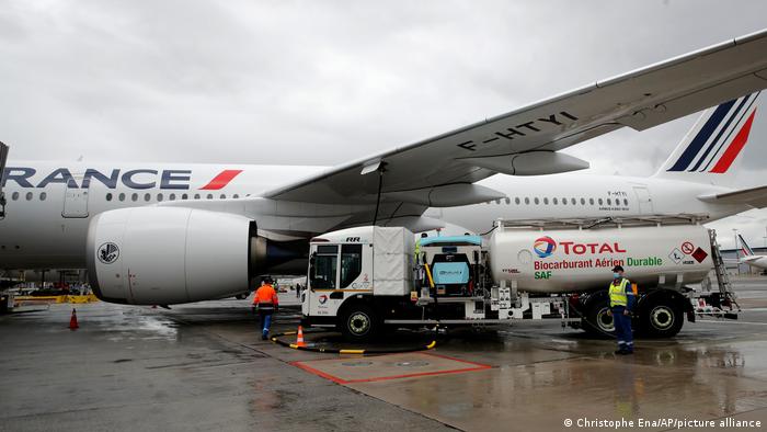 Париж, 18 мая 2021. Заправка самолета Air France биотопливом перед полетом в Канаду