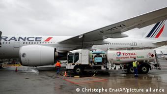 Париж, май 2021. Самолет Air France заправляют керосином с биотопливом SAF перед полетом в Канаду