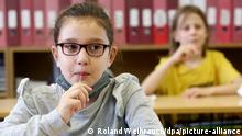 Die Schülerinnen der Klaase 3a der Maria-Kunigunda-Grundschule, Sara (l) und Sophia, machen den Lolli-Test. Nordrhein-Westfalen führt am Montag sogenannte Lolli-Tests flächendeckend an allen Grund- und Förderschulen ein. Mit dem Test sollen alle mehr als 730 000 Schülerinnen und Schüler der knapp 3800 Grund- und Förderschulen zwei Mal pro Woche in ihrer jeweiligen Lerngruppe auf das Coronavirus getestet werden. +++ dpa-Bildfunk +++