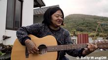 Penyanyi Indigenos Taiwan Berjuang Menyanyikan Lagu Laki-laki 