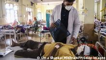 20.5.2021, Jabalpur,, Indien, A doctor assists a Covid-19 coronavirus patient with Black Fungus, a deadly and rare fungal infection, as he receives treatments at the NSCB hospital in Jabalpur, on May 20, 2021. (Photo by Uma Shankar MISHRA / AFP) (Photo by UMA SHANKAR MISHRA/AFP via Getty Images)