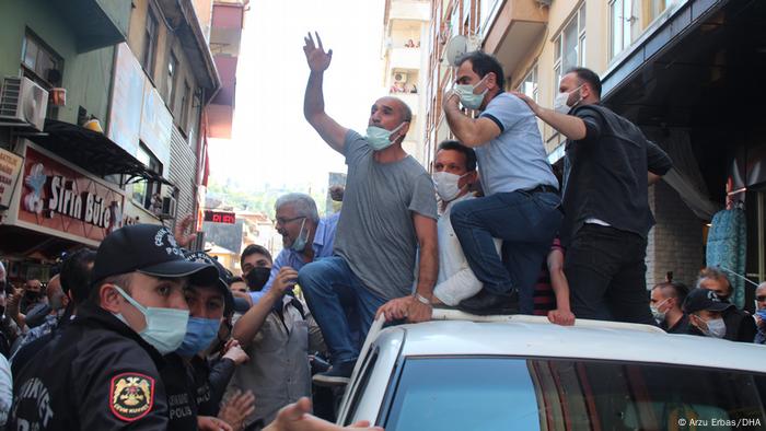 İkizdere'de partililerle protestocular arasında tartışma çıktı