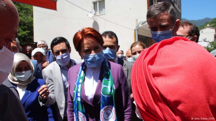 Akşener kendisini protesto eden bir kadınla tartıştı.