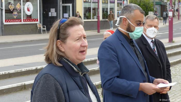 Petra Bunk und Bilal El-Zayat in einer Straße in Marburg