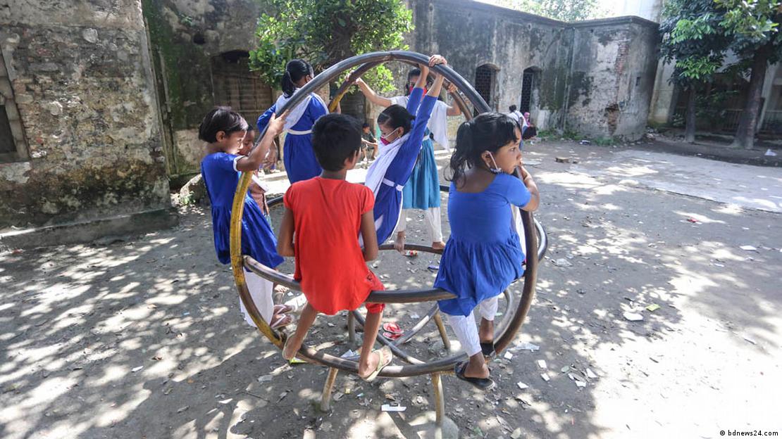 গাবতলির স্কুলে শিক্ষার্থীদের খেলাধূলা চলছে