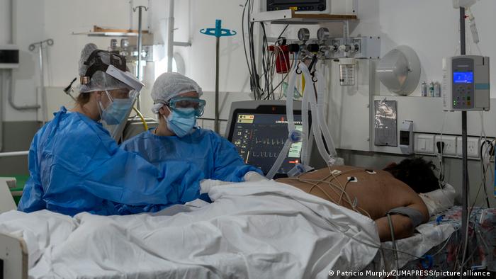 Zwei Krankenschwestern versorgen einen Corona-Patienten in einer Internsivstation in Firmat