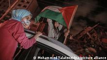 21.05.2021, Palästinensische Autonomiegebiete, Gaza: Palästinensische Kinder feiern in einem Auto auf einer Straße nach dem Waffenstillstandsabkommen zwischen der israelischen Regierung und der islamistischen Hamas. Nach elftägigen Kämpfen trat um 02.00 Uhr Ortszeit eine von Ägypten vermittelte Waffenruhe in Kraft. Foto: Mohammed Talatene/dpa +++ dpa-Bildfunk +++