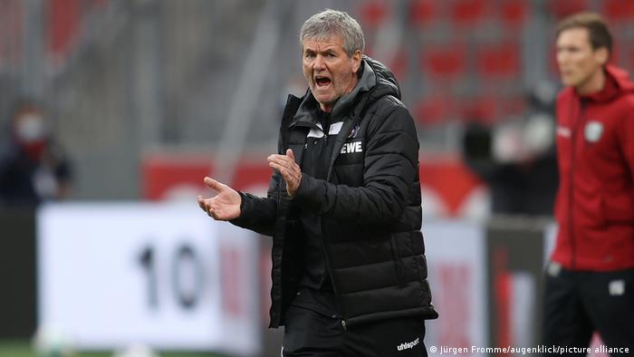 Bundesligatrainer Friedhelm Funkel steht klatschend und schreiend am Spielfeldrand