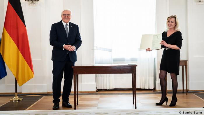 Danuta Burgard z Polski odebrała od prezydenta RFN akt nadania obywatelstwa Niemiec