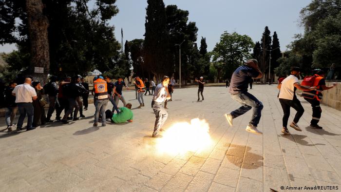 Nuevos enfrentamientos en la Explanada de las Mezquitas o Monte del Templo, en Jerusalén. Nuevos enfrentamientos en la Explanada de las Mezquitas o Monte del Templo, en Jerusalén.