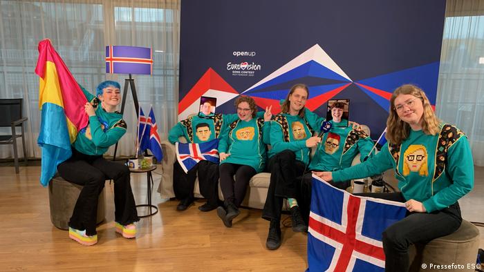 Los integrantes de la banda islandesa Daði & Gagnamagnið cautivó al público en la semifinal a pesar de participar desde un hotel debido un positivo por coronavirus.