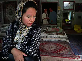 一位维吾尔女性坐在新疆和田的地毯店里
