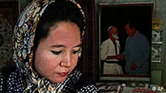 China Frau mit Kopftuch in Xinjiang Teppischhändler in Hotan