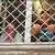 Jugendliche hinter einem vergitterten Fenster in der Jugendarrestanstalt in Berlin. (Foto: dpa)