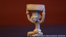 Eine vermutlich 1500 Jahre alte Tonfigur mit Kerzenhalter, die Huehueteotl, den Feuergott der Teotihuacan, darstellen soll, wird in der Staatskanzlei in Magdeburg präsentiert.Insgesamt handelt es sich um 13 Artefakte aus der mittelamerikanischen Kultur, die die Polizei im Keller eines Hauses in der Altmark ausgegraben hatte. Die Staatskanzlei in Magdeburg plant die Rückgabe der Maya-Skulpturen an Mexiko und Guatemala Ende Mai.