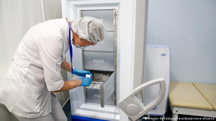 Una enfermera saca paquetes de la vacuna Gam-COVID-Vac de un congelador en un puesto de vacunación temporal de COVID-19 en Moscú, Rusia. 