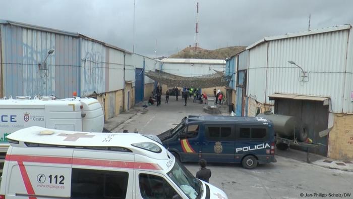 Coches de policía y ambulancia en el exterior de los almacenes de menores de Ceuta