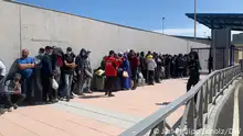 Ceuta, Spanien, 20.05.21+++Größere Gruppe marokkanischer Migranten auf der spanischen Seite der Grenze, die abgeschoben werden oder freiwillig nach Marokko zurückkehren.
(c) Jan-Philipp Scholz / DW