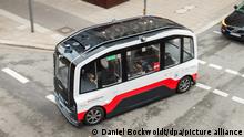 Ein ohne Fahrer fahrender Kleinbus der Hamburger Hochbahn fährt durch die HafenCity (Aufnahme mit längerer Belichtungszeit). Die ersten Fahräste können seit Freitag mit dem autonomen Shuttle fahren.