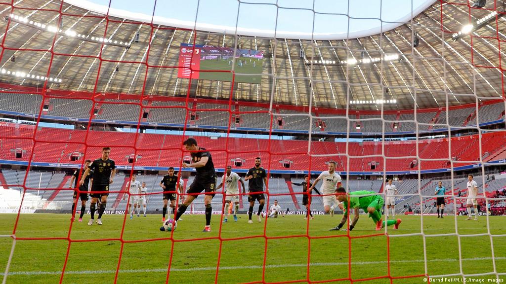 Bayern Munich′s Robert Lewandowski breaks all-time Bundesliga scoring record | Sports| German football and major international sports news | DW | 22.05.2021