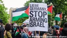 May 22, 2021***
„Liebe Germany, Stop Armin Israel“ steht auf einem Transparent, das Demonstranten halten, während sie auf das Axel-Springer Gebäude zulaufen. Die Demonstration findet unter dem Motto «Die Geschehnisse in Palästina und die deutschen Medien» statt. +++ dpa-Bildfunk +++