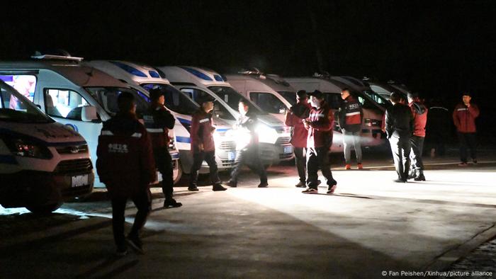 Foto de equipos rescatistas en China