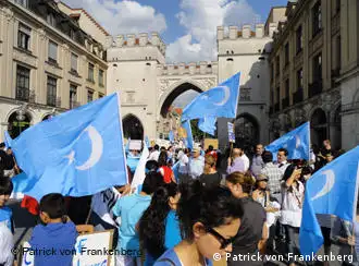 Circa 500 Uiguren demonstrierten am Montag Abend in der Münchner City lautstark aber friedlich für mehr Menschenrechte. *** Autor: Patrick von Frankenberg 04.06.2010, München