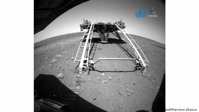 中国的“天问一号”火星探测器搭载的“祝融号”火星车于北京时间5月15日7时18分成功登陆火星，这是中国第一次成功完成火星着陆任务