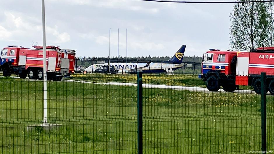 Bielorrusia obliga a avión a aterrizar y arresta a periodista crítico