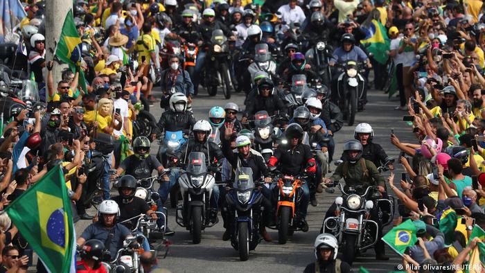 Jair Bolsonaro lidera carreata de motos em ato no Rio de Janeiro, em 23 de maio