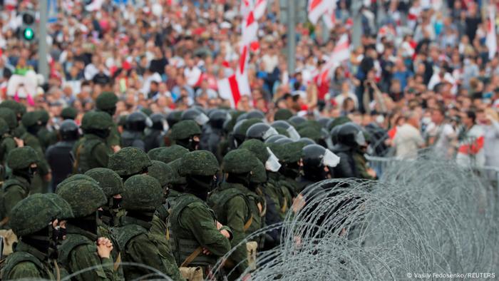 Fuerzas de seguridad y manifestantes en Minsk, agosto de 2020.