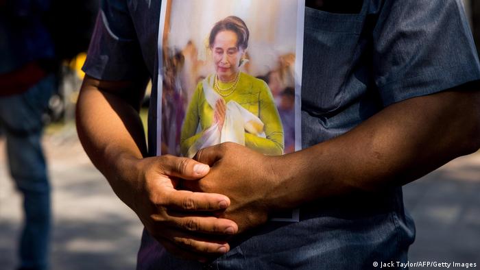 Un manifestante porta una imagen de Aung San Suu Kyi durante las manifestaciones que siguieron al golpe de estado en febrero del año pasado.