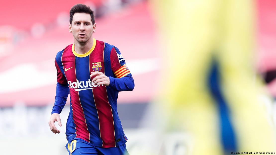 Lionel Messi corre por la cancha jugando para el FC Barcelona, en 2021.