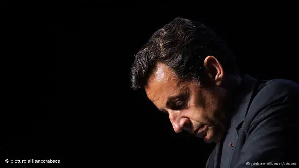 Frankreichs Präsident Sarkozy vor schwarzem Hintergrund (Foto: AP)