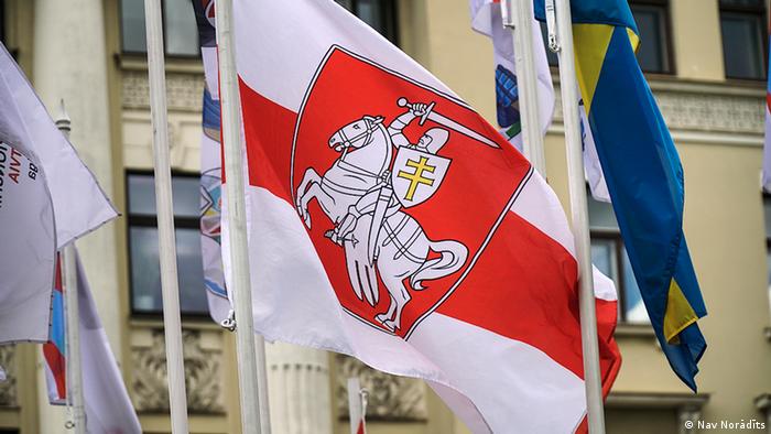 Исторический бело-красно-белый флаг Беларуси является символом оппозиции