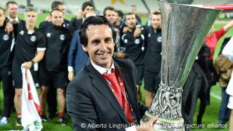 Der frühere Sevilla-Trainer Unai Emery holt 2014 den Europa-League-Pokal