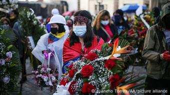 Foto de personas que protestan con flores en Colombia por quienes han muerto en las manifestaciones.