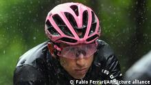 *** Dieses Bild ist fertig zugeschnitten als Social Media Snack (für Facebook, Twitter, Instagram) im Tableau zu finden: Fach „Images“ —> Weltspiegel/Bilder des Tages ***
Colombia's Egan Bernal pedals under the rain on his way to win the 16th stage of the Giro d'Italia cycling race, from Sacile to Cortina D'Ampezzo, northern Italy, Monday, May 24, 2021. Egan Bernal took a major step toward his second Grand Tour title by winning the wet and mountainous 16th stage of the Giro d’Italia on Monday. The 2019 Tour de France champion rode alone over the top of the snowy Giau Pass then carefully navigated the technical and wet descent into Cortina to add to his overall lead. (Fabio Ferrari/LaPresse via AP)