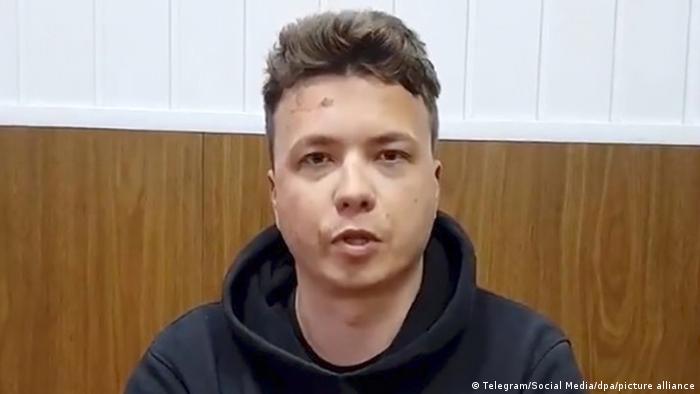 La televisión estatal bielorrusa difundió un video de Protasevich que, según la oposición, fue grabado bajo presión.