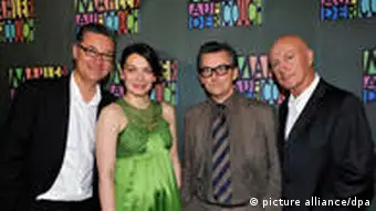 Die Regisseure Felix Adlon (li) und Percy Adlon (re) und die Schauspieler Johannes Silberschneider und Barbara Romaner bei der Premiere ihres Films Mahler auf der Couch (2010)