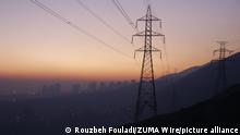 Iran Teheran | Strommasten in verschmutzer Luft
