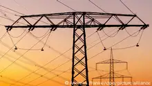 DEU/Deutschland/Brandenburg/Drebkau, 02.10.2013, ILLUSTRATION: Stromnetz; Strommasten stehen vor dem vom Sonnenuntergang rotgefaerbten Abendhimmel auf einem Feld in der brandenburgischen Lausitz. **Foto: Andreas Franke**