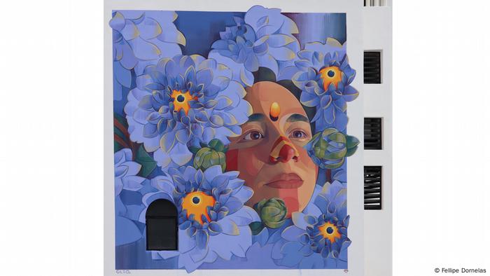 Mural Calma, de la artista colombiana Gleo. El rostro de una mujer entre flores violetas.