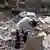 Адли ал Колак сред развалините на дома си в Газа