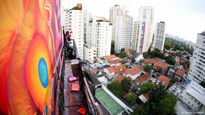 Obra de la artista Gleo en un edificio de 12 pisos en Brasil: un ojo gigantesco.