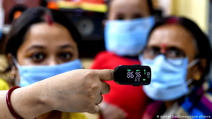Indien Kalkutta | Coronakrise: Sauerstoffgehalt wird gemessen
